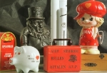 Spaarpotten Varken Poppetjes_JB1997-300-35Nederland,23-08-1997↵
project Geld↵
↵
Spaarpotten spaarbus spaarvarken sparen ↵
ik houd van geld↵
niet stiekem belen betalen s.v.p.↵
↵
foto Jan Bogaerts